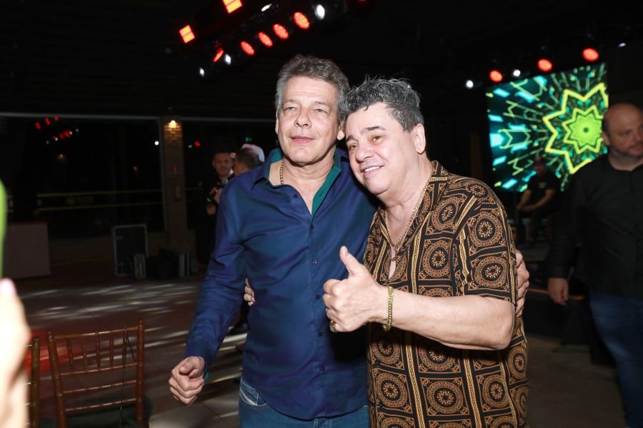  ANIVERSÁRIO EM DOSE DUPLA – UMA NOITE INESQUECÍVEL PARA OS AMIGOS: CLEITINHO E RICARDO - Eloisa Mattos