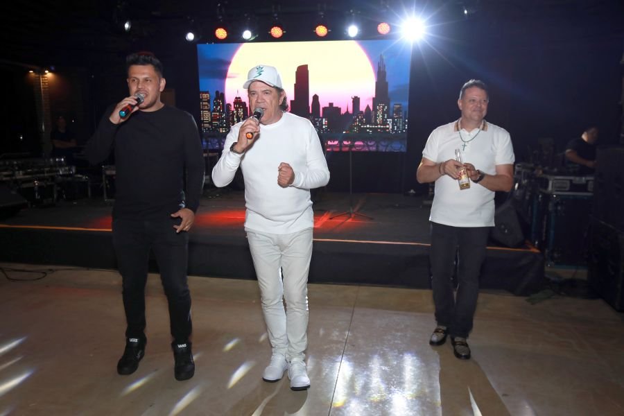  ANIVERSÁRIO EM DOSE DUPLA – UMA NOITE INESQUECÍVEL PARA OS AMIGOS: CLEITINHO E RICARDO - Eloisa Mattos