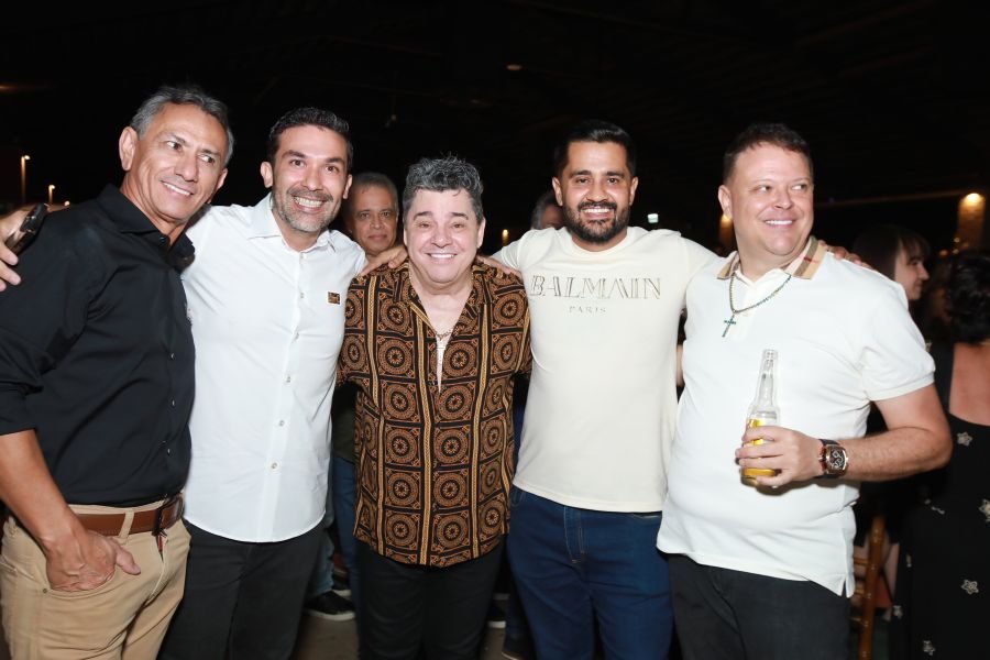  ANIVERSÁRIO EM DOSE DUPLA – UMA NOITE INESQUECÍVEL PARA OS AMIGOS: CLEITINHO E RICARDO - Eloisa Mattos