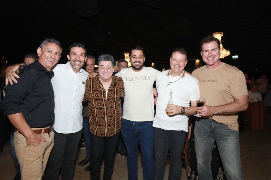  ANIVERSÁRIO EM DOSE DUPLA – UMA NOITE INESQUECÍVEL PARA OS AMIGOS: CLEITINHO E RICARDO - Eloisa Mattos