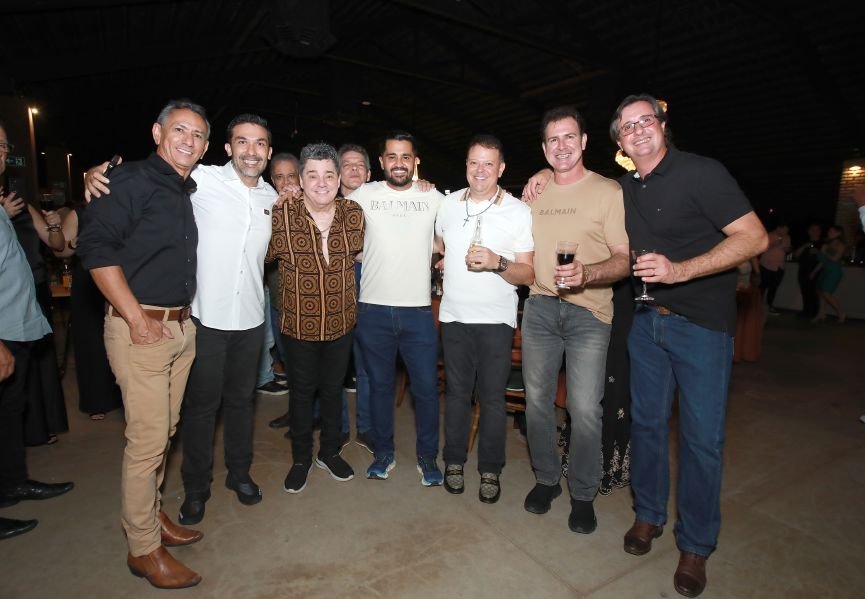  ANIVERSÁRIO EM DOSE DUPLA – UMA NOITE INESQUECÍVEL PARA OS AMIGOS: CLEITINHO E RICARDO - Eloisa Mattos