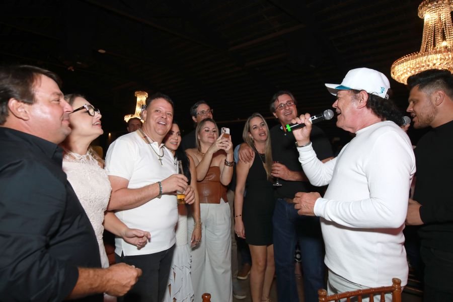  ANIVERSÁRIO EM DOSE DUPLA – UMA NOITE INESQUECÍVEL PARA OS AMIGOS: CLEITINHO E RICARDO - Eloisa Mattos