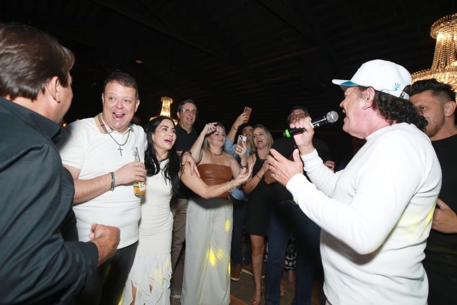  ANIVERSÁRIO EM DOSE DUPLA – UMA NOITE INESQUECÍVEL PARA OS AMIGOS: CLEITINHO E RICARDO - Eloisa Mattos