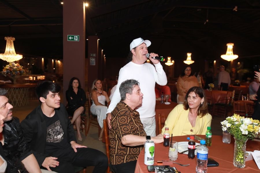  ANIVERSÁRIO EM DOSE DUPLA – UMA NOITE INESQUECÍVEL PARA OS AMIGOS: CLEITINHO E RICARDO - Eloisa Mattos