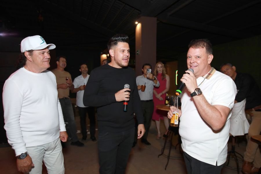  ANIVERSÁRIO EM DOSE DUPLA – UMA NOITE INESQUECÍVEL PARA OS AMIGOS: CLEITINHO E RICARDO - Eloisa Mattos