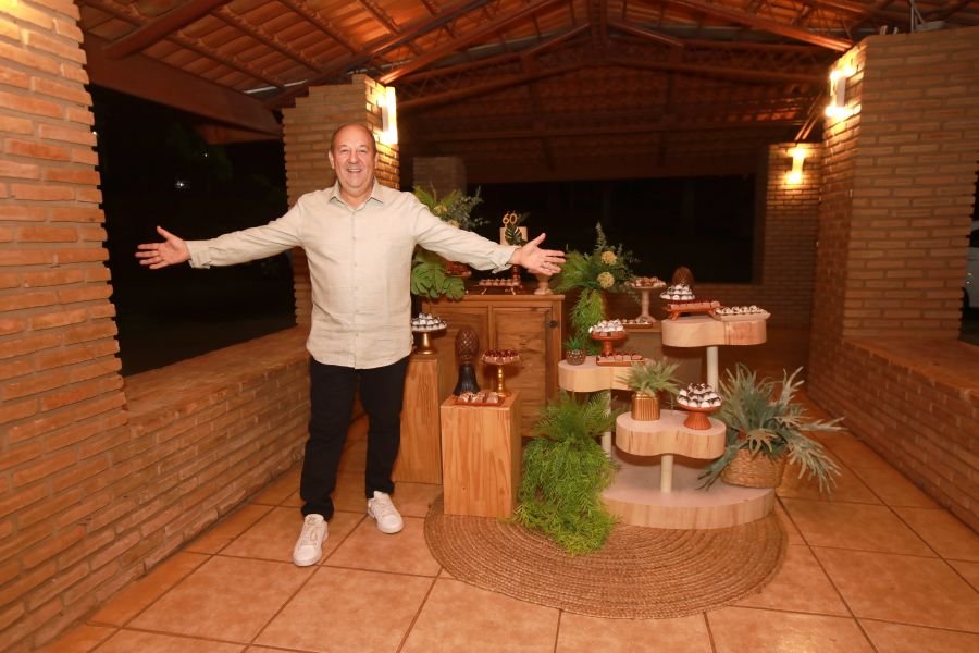 EMPRESÁRIO ÊCIO COSTA COMEMORA 60 ANOS COM GRANDE FESTA EM CEDRAL - Eloisa Mattos