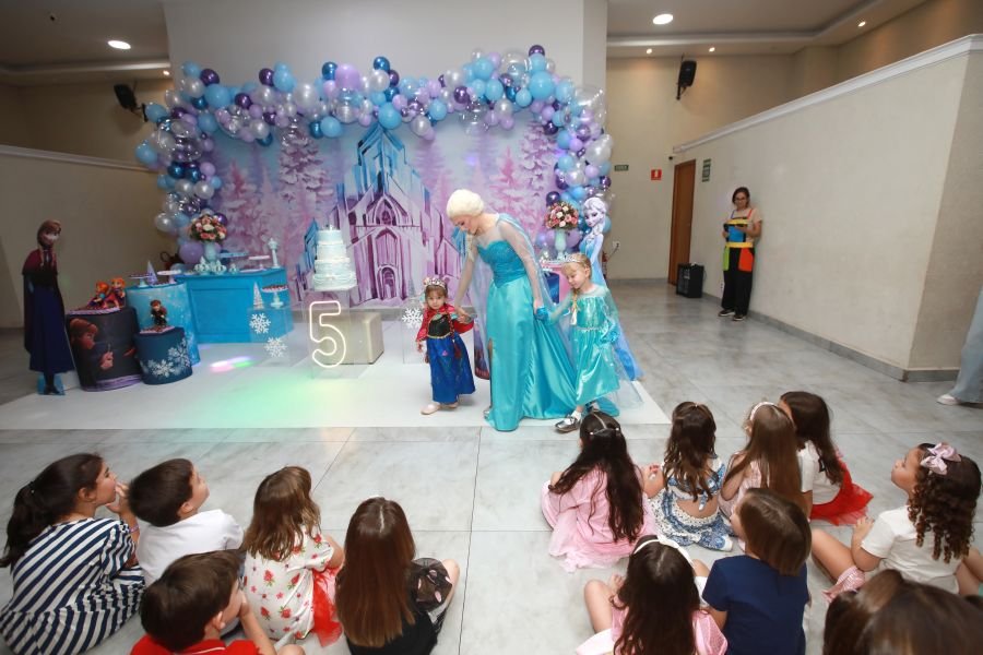 ANIVERSÁRIO DE 5 ANOS DA PRINCESA VERÔNICA –“TEMA FROZEN” (MUNDO KIDS) - Eloisa Mattos