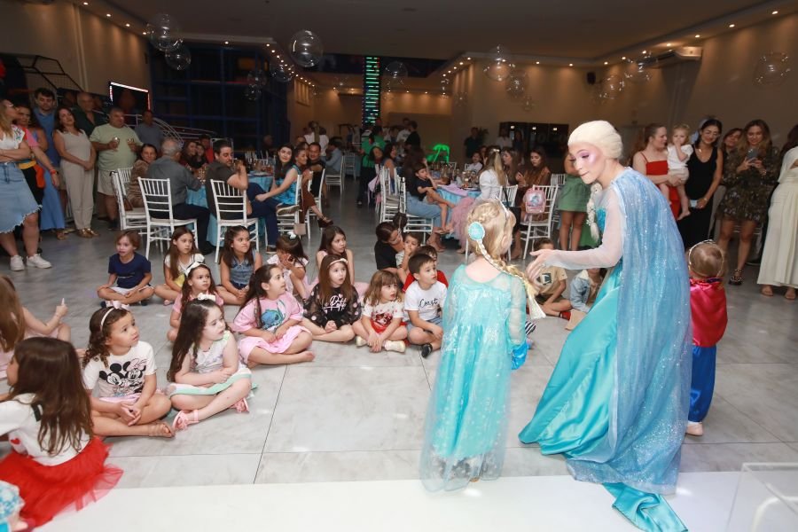 ANIVERSÁRIO DE 5 ANOS DA PRINCESA VERÔNICA –“TEMA FROZEN” (MUNDO KIDS) - Eloisa Mattos