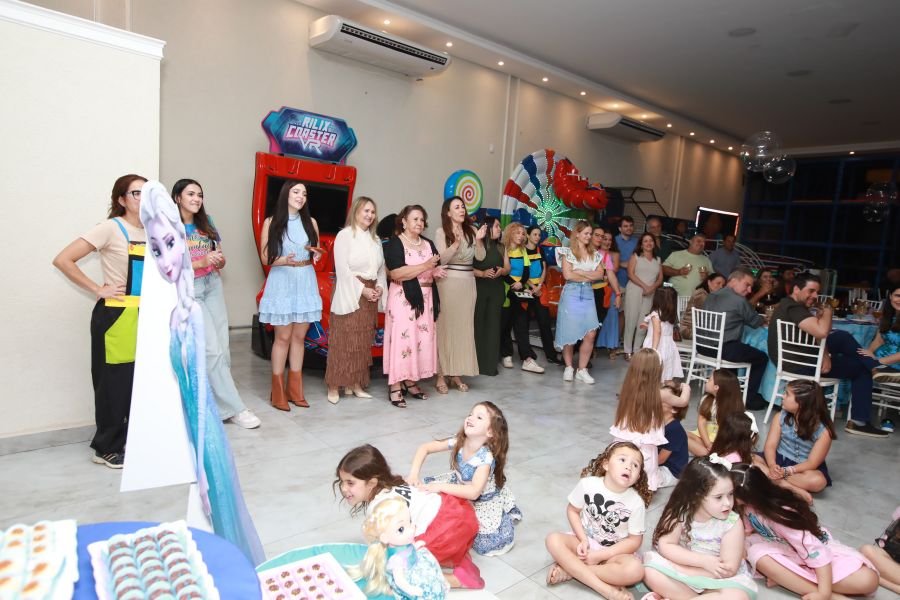 ANIVERSÁRIO DE 5 ANOS DA PRINCESA VERÔNICA –“TEMA FROZEN” (MUNDO KIDS) - Eloisa Mattos