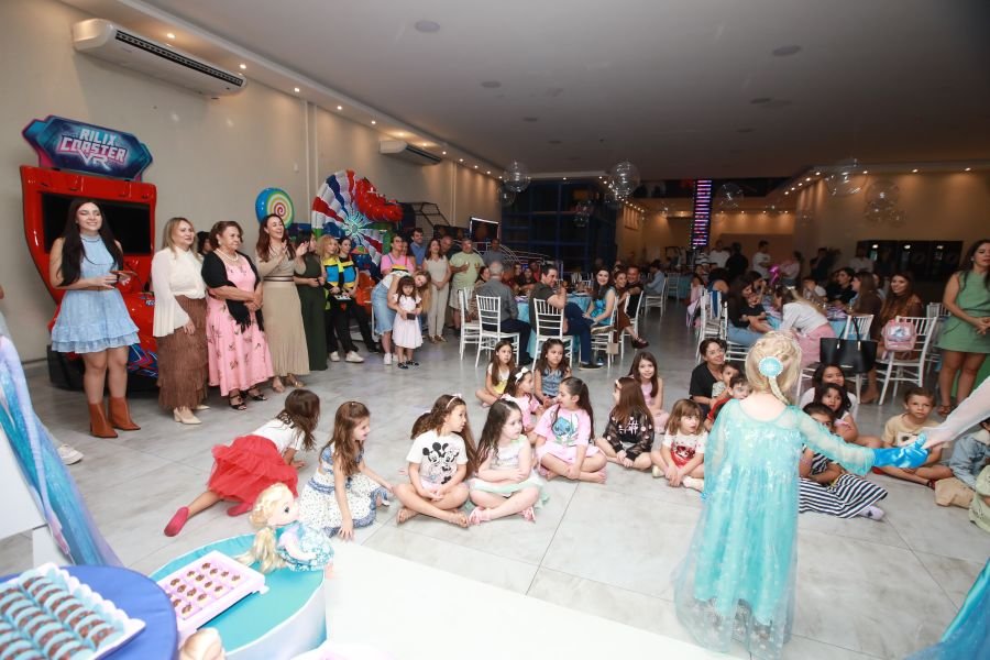 ANIVERSÁRIO DE 5 ANOS DA PRINCESA VERÔNICA –“TEMA FROZEN” (MUNDO KIDS) - Eloisa Mattos