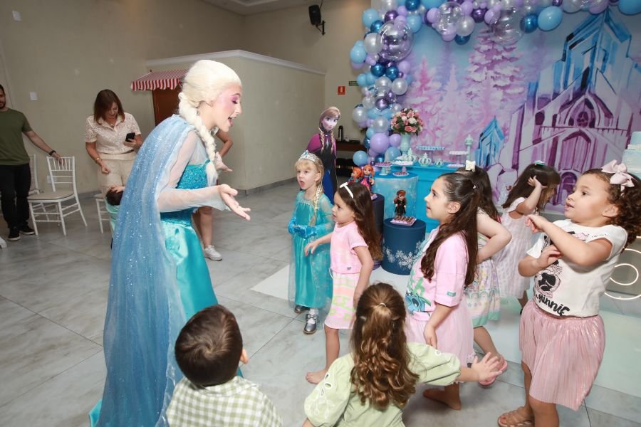 ANIVERSÁRIO DE 5 ANOS DA PRINCESA VERÔNICA –“TEMA FROZEN” (MUNDO KIDS) - Eloisa Mattos