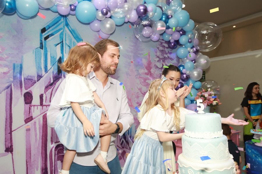 ANIVERSÁRIO DE 5 ANOS DA PRINCESA VERÔNICA –“TEMA FROZEN” (MUNDO KIDS) - Eloisa Mattos