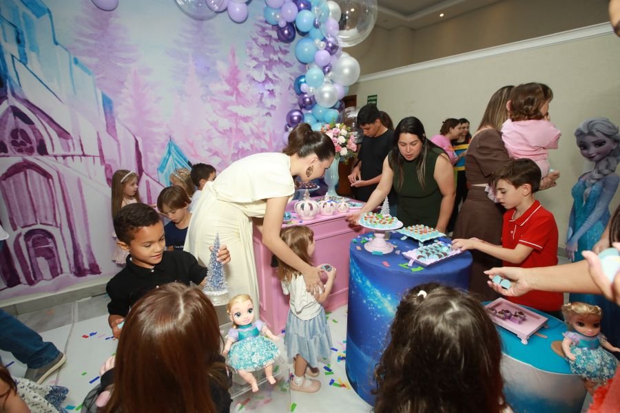 ANIVERSÁRIO DE 5 ANOS DA PRINCESA VERÔNICA –“TEMA FROZEN” (MUNDO KIDS) - Eloisa Mattos