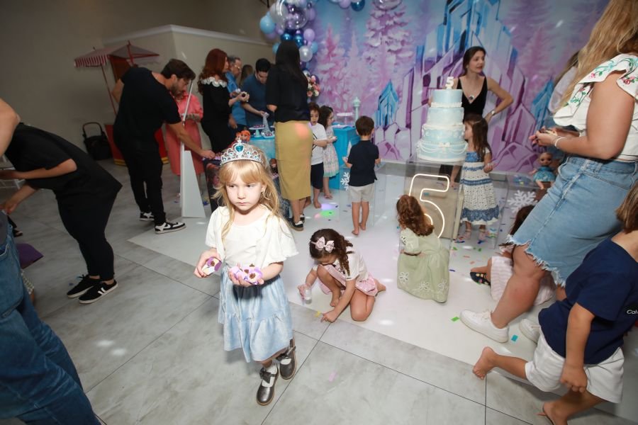 ANIVERSÁRIO DE 5 ANOS DA PRINCESA VERÔNICA –“TEMA FROZEN” (MUNDO KIDS) - Eloisa Mattos