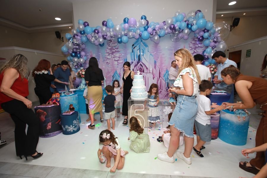 ANIVERSÁRIO DE 5 ANOS DA PRINCESA VERÔNICA –“TEMA FROZEN” (MUNDO KIDS) - Eloisa Mattos