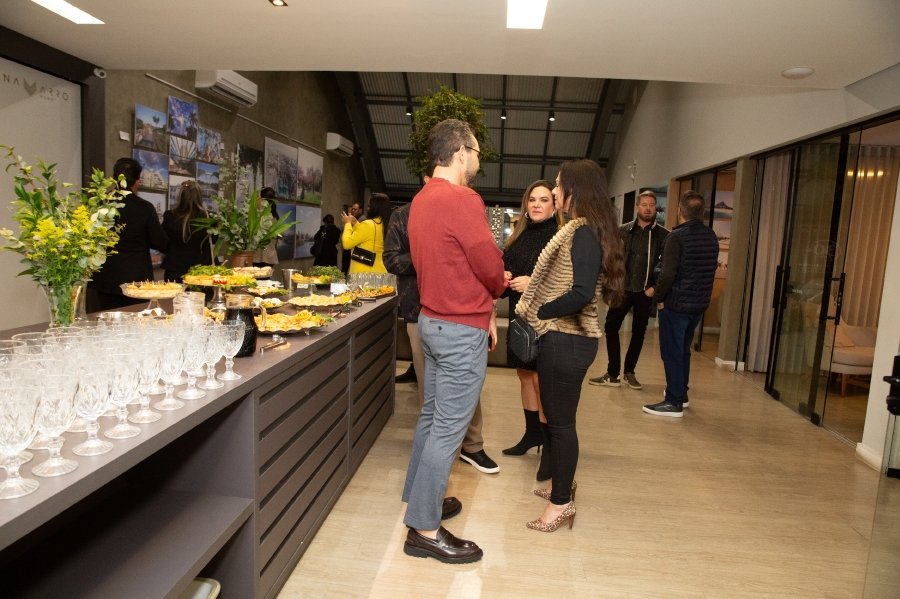COQUETEL DE ABERTURA DA VERNISSAGE “MUNDOS E CAMINHOS” OLHAR QUE ATRAVESSA FRONTEIRAS – BILD CONSTRUTORA - Eloisa Mattos