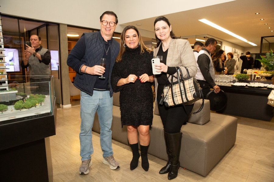 COQUETEL DE ABERTURA DA VERNISSAGE “MUNDOS E CAMINHOS” OLHAR QUE ATRAVESSA FRONTEIRAS – BILD CONSTRUTORA - Eloisa Mattos