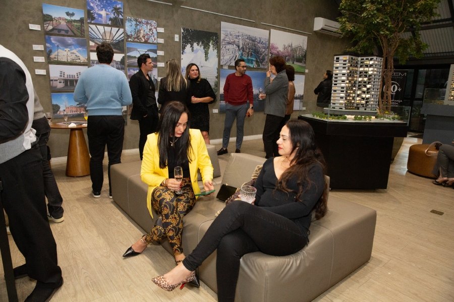 COQUETEL DE ABERTURA DA VERNISSAGE “MUNDOS E CAMINHOS” OLHAR QUE ATRAVESSA FRONTEIRAS – BILD CONSTRUTORA - Eloisa Mattos