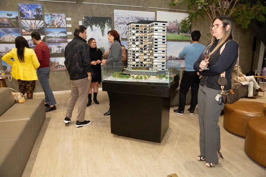 COQUETEL DE ABERTURA DA VERNISSAGE “MUNDOS E CAMINHOS” OLHAR QUE ATRAVESSA FRONTEIRAS – BILD CONSTRUTORA - Eloisa Mattos