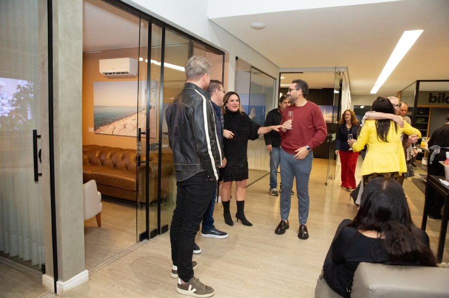 COQUETEL DE ABERTURA DA VERNISSAGE “MUNDOS E CAMINHOS” OLHAR QUE ATRAVESSA FRONTEIRAS – BILD CONSTRUTORA - Eloisa Mattos