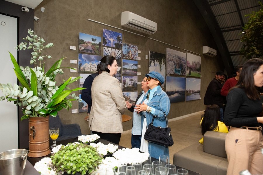 COQUETEL DE ABERTURA DA VERNISSAGE “MUNDOS E CAMINHOS” OLHAR QUE ATRAVESSA FRONTEIRAS – BILD CONSTRUTORA - Eloisa Mattos