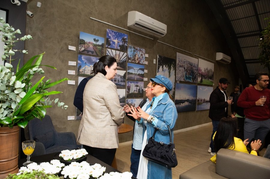 COQUETEL DE ABERTURA DA VERNISSAGE “MUNDOS E CAMINHOS” OLHAR QUE ATRAVESSA FRONTEIRAS – BILD CONSTRUTORA - Eloisa Mattos