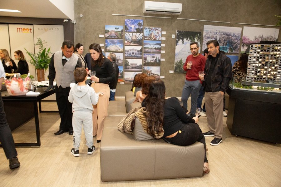 COQUETEL DE ABERTURA DA VERNISSAGE “MUNDOS E CAMINHOS” OLHAR QUE ATRAVESSA FRONTEIRAS – BILD CONSTRUTORA - Eloisa Mattos