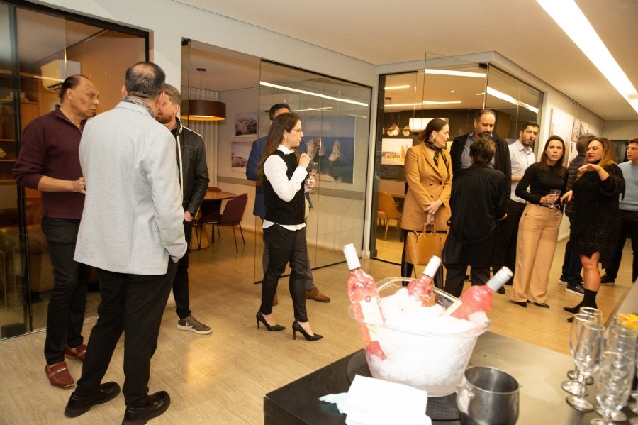 COQUETEL DE ABERTURA DA VERNISSAGE “MUNDOS E CAMINHOS” OLHAR QUE ATRAVESSA FRONTEIRAS – BILD CONSTRUTORA - Eloisa Mattos