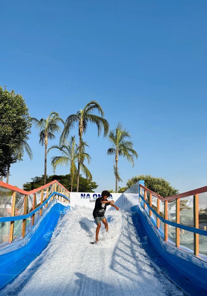 Na Ensolarada Olímpia, Parque Aquático é Praia no Interior e Tem Até Surf