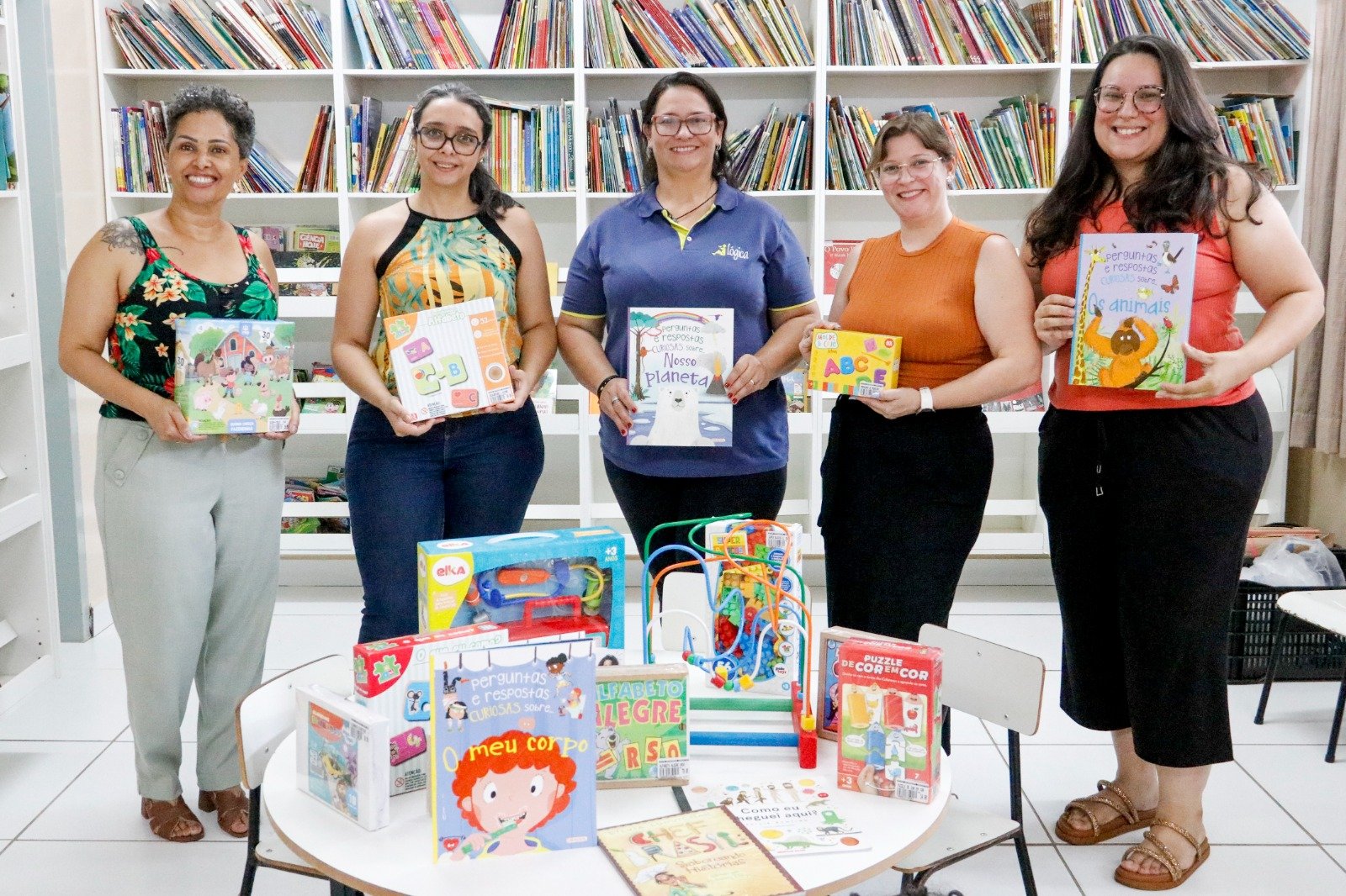 LÓGICA FAZ DOAÇÃO DE LIVROS E BRINQUEDOS EDUCATIVOS PARA ESCOLA MUNICIPAL PATO DONALD