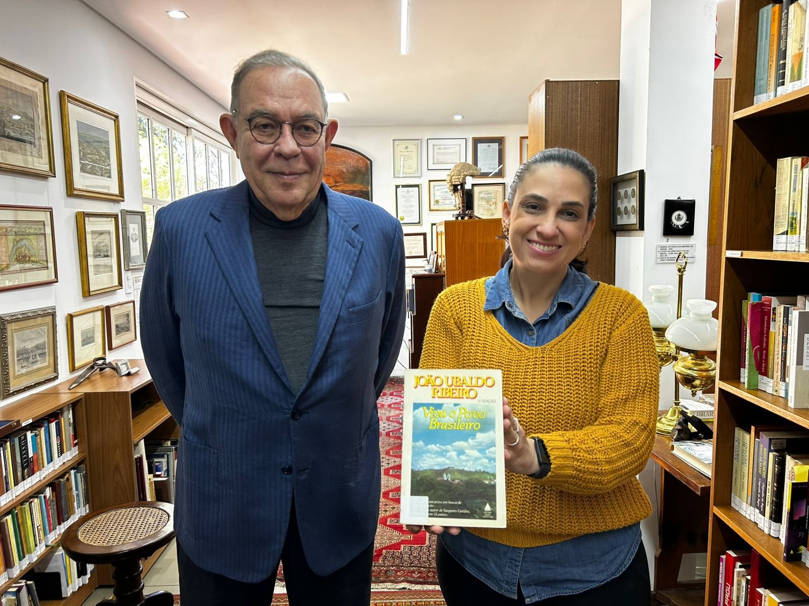 PROJETO ‘ESPALHANDO HISTÓRIAS’ INAUGURA ESTANTE SOLIDÁRIA DE LIVROS