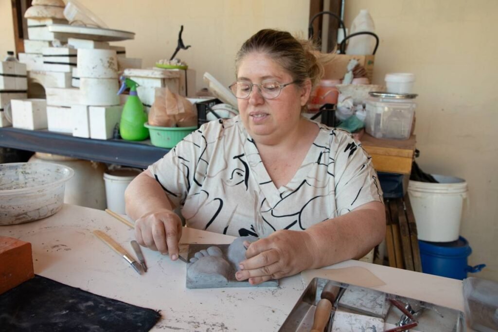 Artista Plástica Cristiana de Freitas Faz de Seu Corpo Arte em Exposição na Casa de Cultura