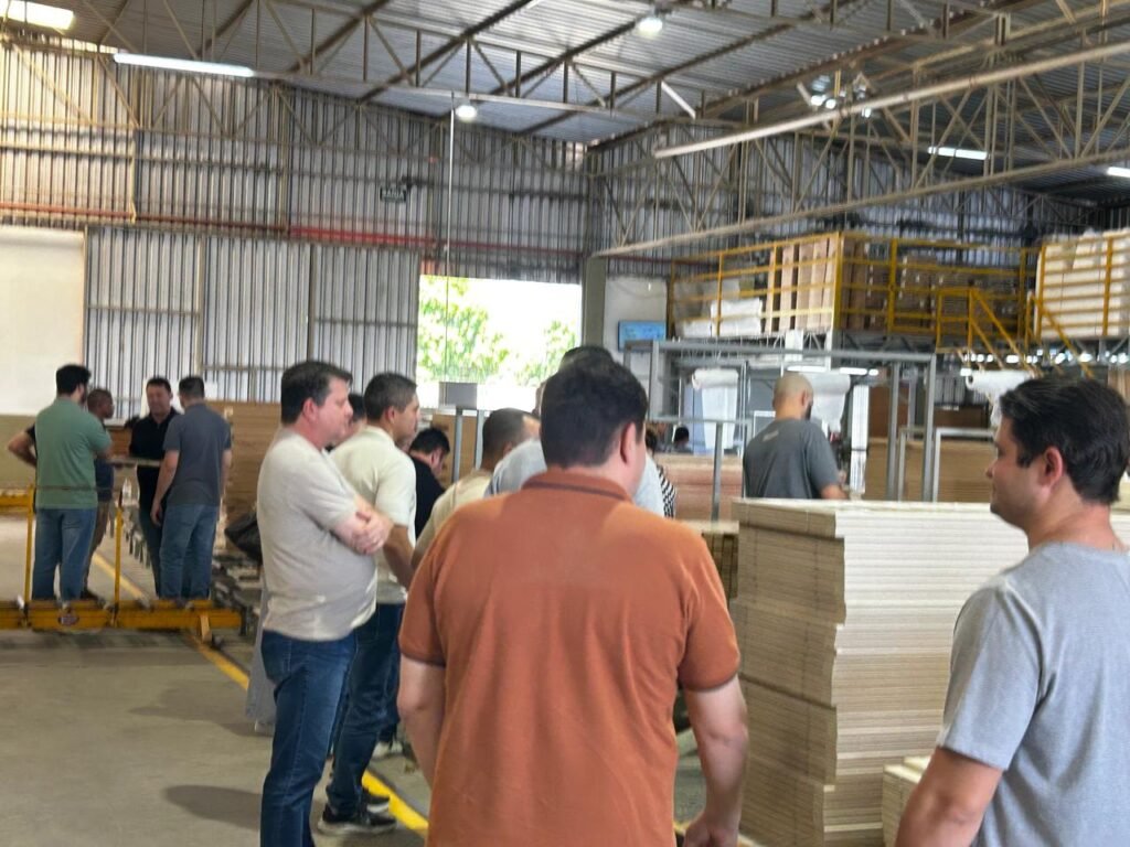 Intercâmbio Entre Polos Moveleiros de Mirassol e Linhares Fortalece União e Troca de Experiências no Setor