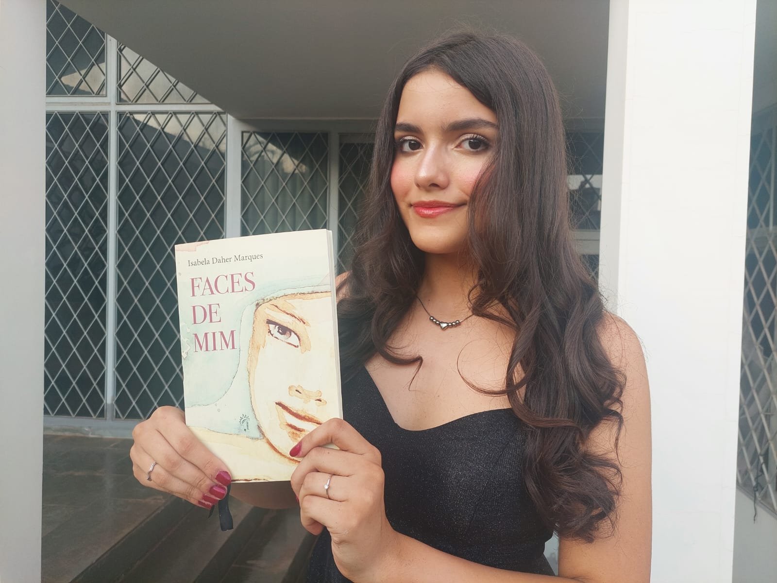 ISABELA DAHER MARQUES LANÇA FACES DE MIM NO RIOPRETO SHOPPING