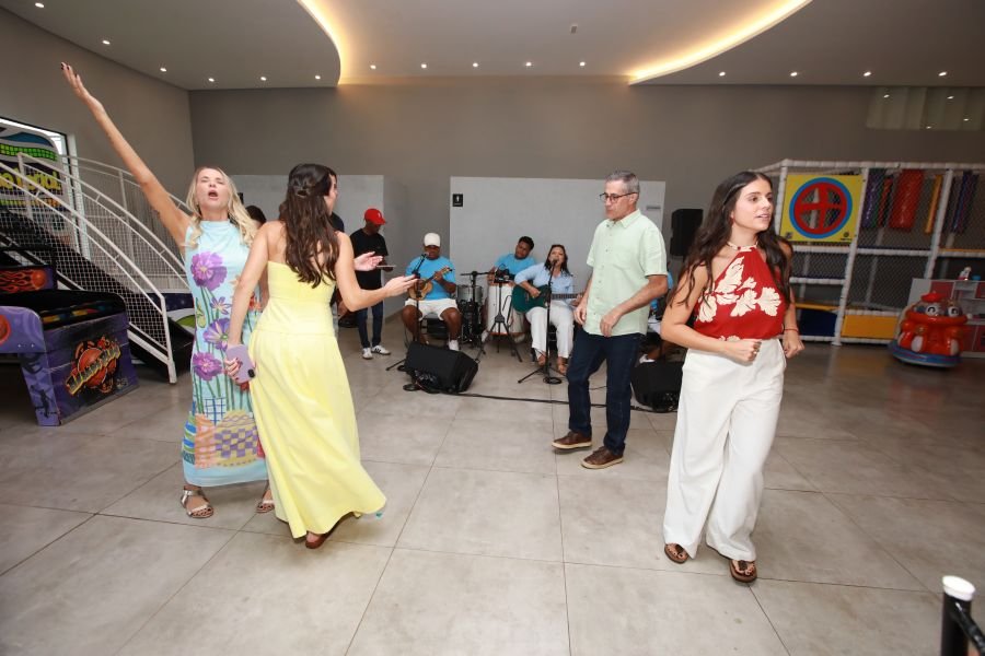 COMEMORAÇÃO DOS 20 ANOS DO “MUNDO DA FESTA” - Eloisa Mattos