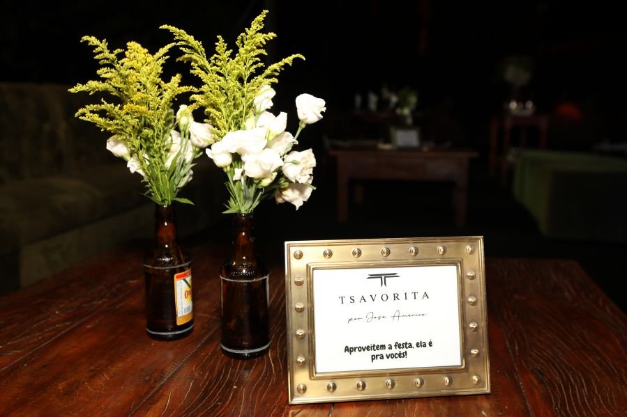 BRINDES AO ANO NOVO – BY JOSÉ AMÉRICO “CASA MACENO/BURITAMA” - Eloisa Mattos