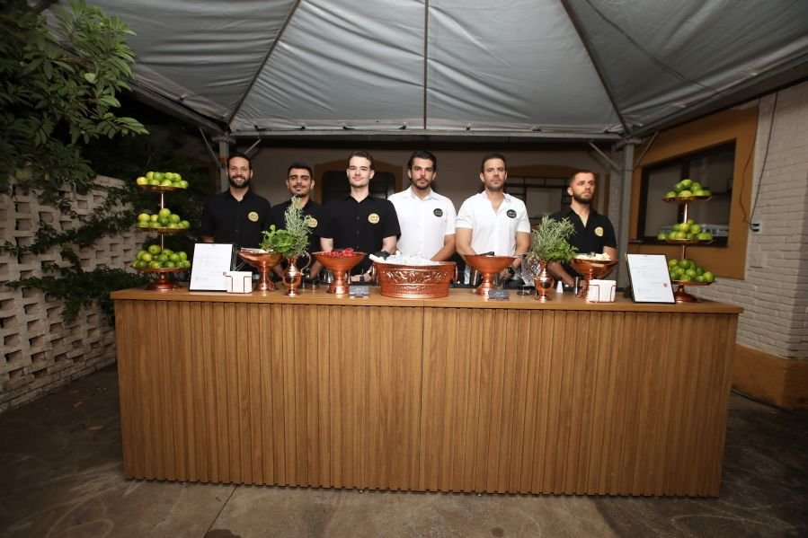 BRINDES AO ANO NOVO – BY JOSÉ AMÉRICO “CASA MACENO/BURITAMA” - Eloisa Mattos