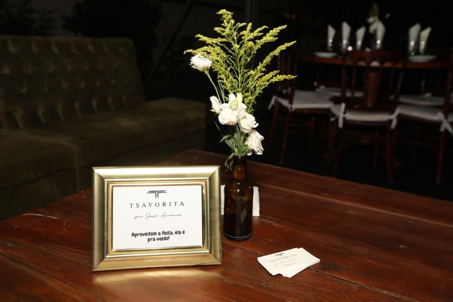 BRINDES AO ANO NOVO – BY JOSÉ AMÉRICO “CASA MACENO/BURITAMA” - Eloisa Mattos