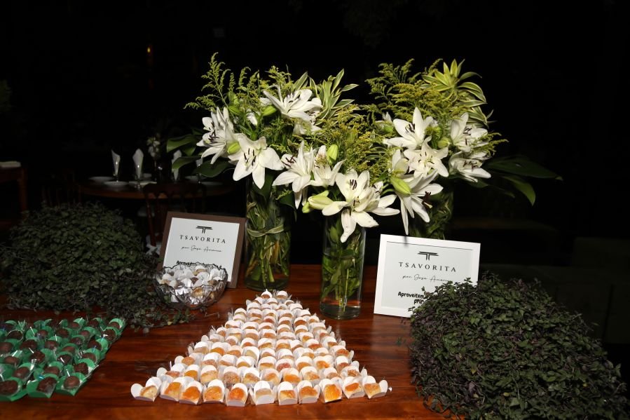 BRINDES AO ANO NOVO – BY JOSÉ AMÉRICO “CASA MACENO/BURITAMA” - Eloisa Mattos