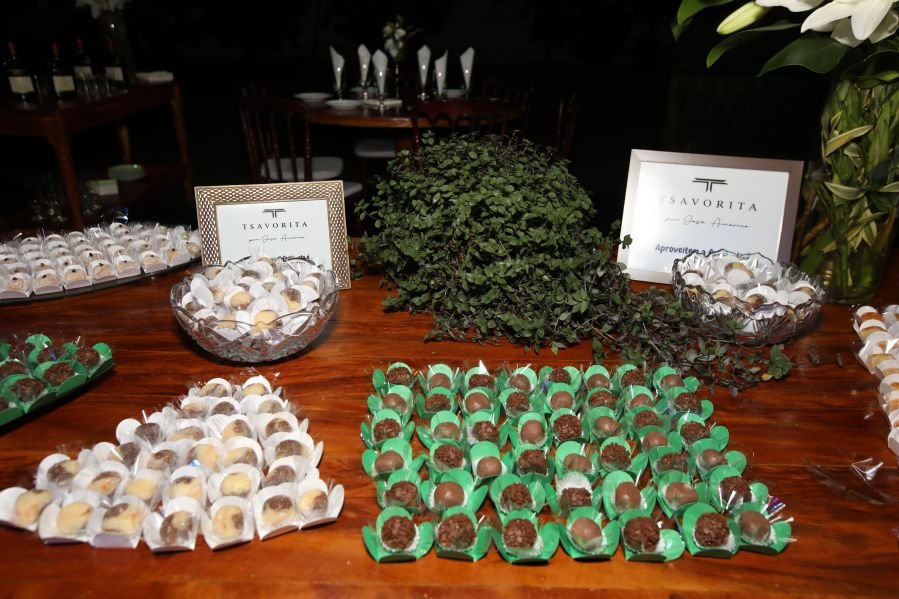 BRINDES AO ANO NOVO – BY JOSÉ AMÉRICO “CASA MACENO/BURITAMA” - Eloisa Mattos