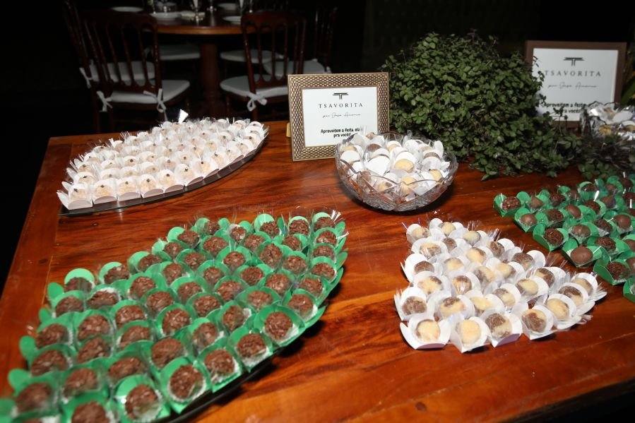 BRINDES AO ANO NOVO – BY JOSÉ AMÉRICO “CASA MACENO/BURITAMA” - Eloisa Mattos