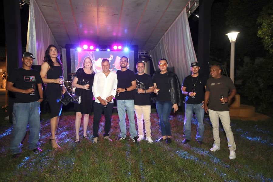 BRINDES AO ANO NOVO – BY JOSÉ AMÉRICO “CASA MACENO/BURITAMA” - Eloisa Mattos