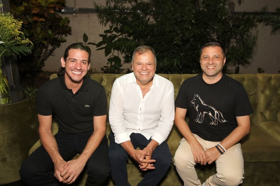 BRINDES AO ANO NOVO – BY JOSÉ AMÉRICO “CASA MACENO/BURITAMA” - Eloisa Mattos