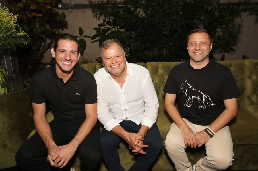 BRINDES AO ANO NOVO – BY JOSÉ AMÉRICO “CASA MACENO/BURITAMA” - Eloisa Mattos