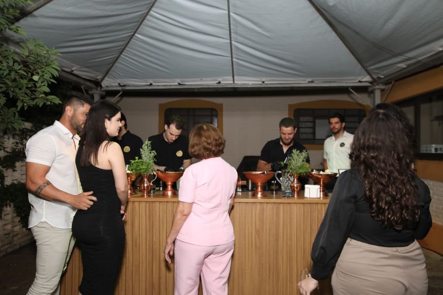 BRINDES AO ANO NOVO – BY JOSÉ AMÉRICO “CASA MACENO/BURITAMA” - Eloisa Mattos