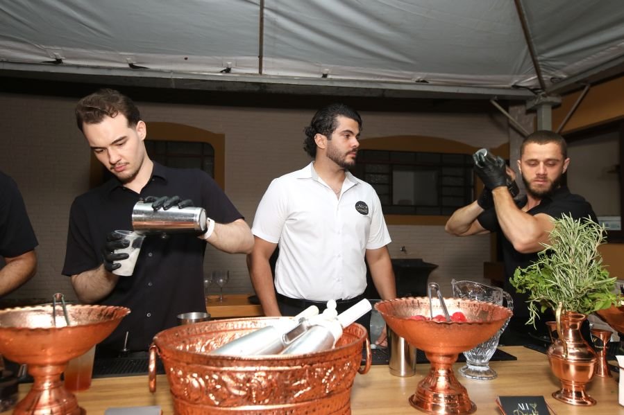 BRINDES AO ANO NOVO – BY JOSÉ AMÉRICO “CASA MACENO/BURITAMA” - Eloisa Mattos