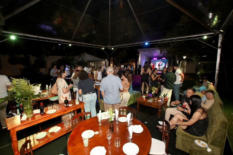 BRINDES AO ANO NOVO – BY JOSÉ AMÉRICO “CASA MACENO/BURITAMA” - Eloisa Mattos