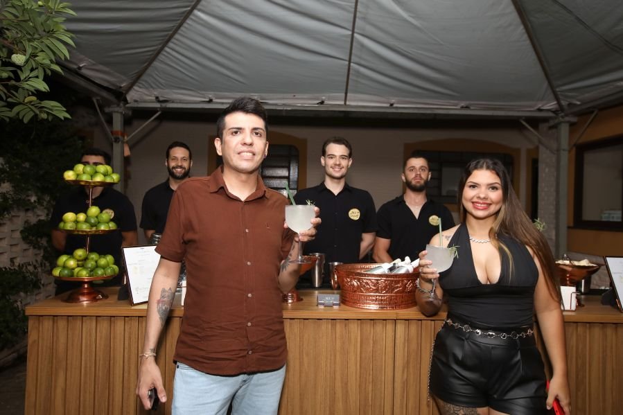 BRINDES AO ANO NOVO – BY JOSÉ AMÉRICO “CASA MACENO/BURITAMA” - Eloisa Mattos