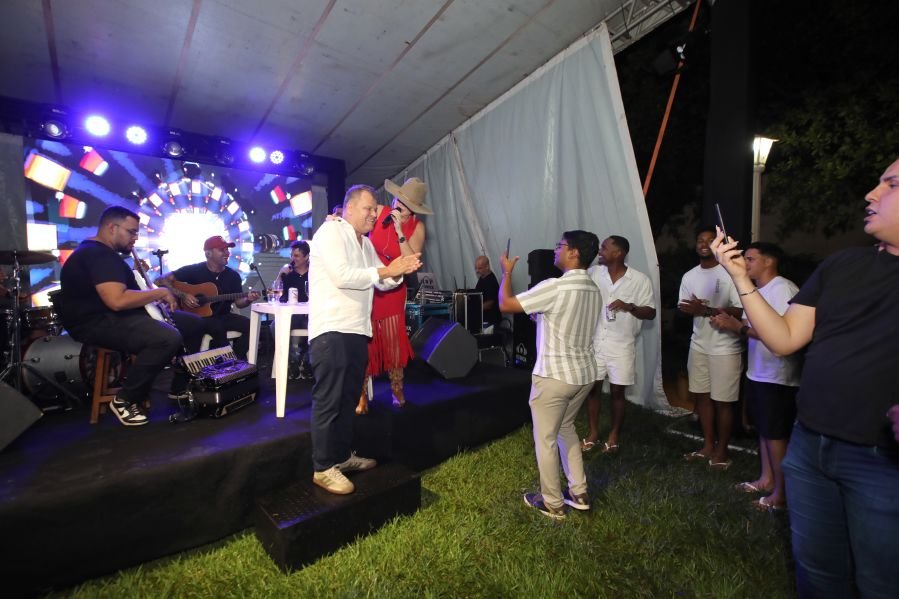 BRINDES AO ANO NOVO – BY JOSÉ AMÉRICO “CASA MACENO/BURITAMA” - Eloisa Mattos