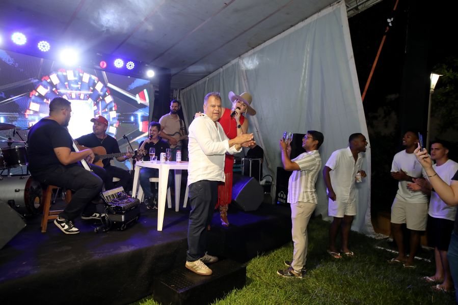 BRINDES AO ANO NOVO – BY JOSÉ AMÉRICO “CASA MACENO/BURITAMA” - Eloisa Mattos